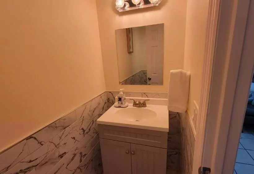 Aamiaismajoitus (B&B) Hhi Homes Llc