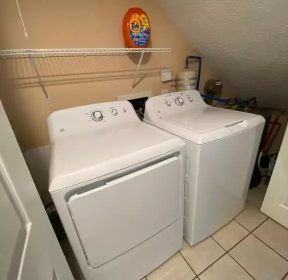 Aamiaismajoitus (B&B) Hhi Homes Llc