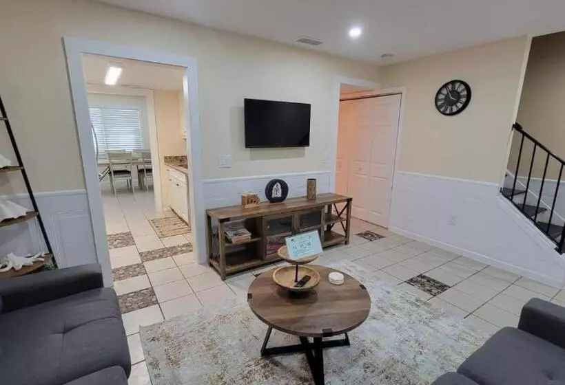 Aamiaismajoitus (B&B) Hhi Homes Llc