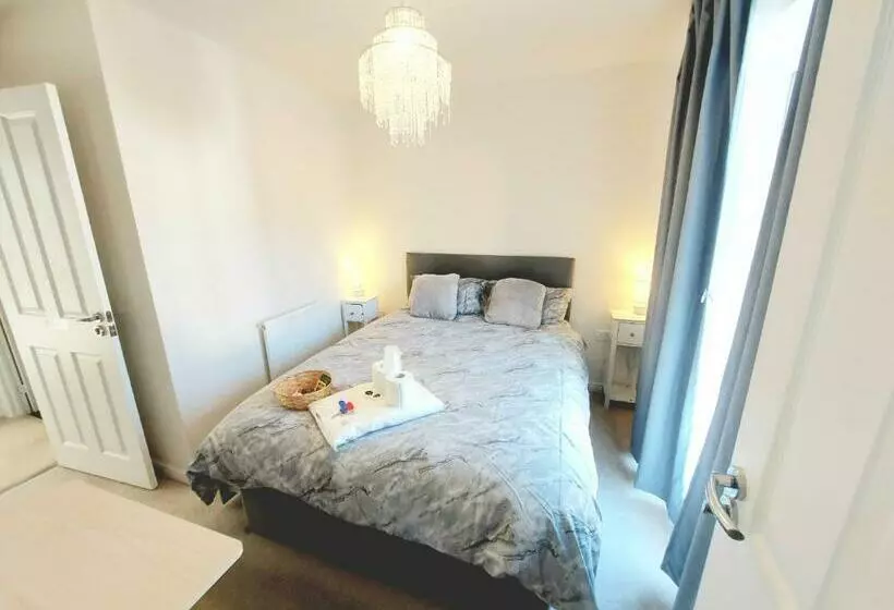 Aamiaismajoitus (B&B) 3 Guests In A 3 Bed House, Kitchen, Smart Tv In All Rooms, Single,double,ensuite Options Available