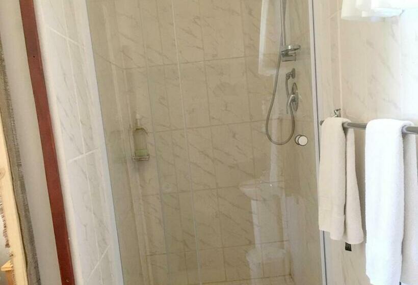 פנסיון Little Farms