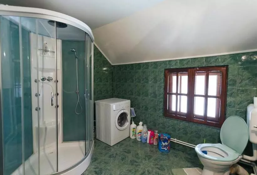 Majatalo Casa Dintre Munti Karina