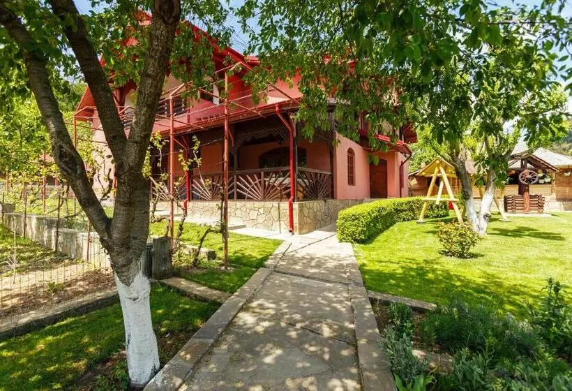 Majatalo Casa Dintre Munti Karina