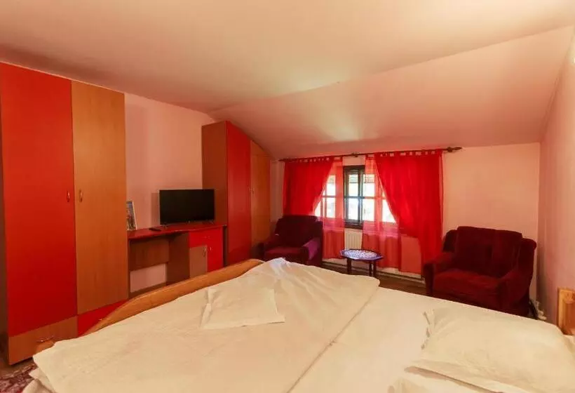 Majatalo Casa Dintre Munti Karina