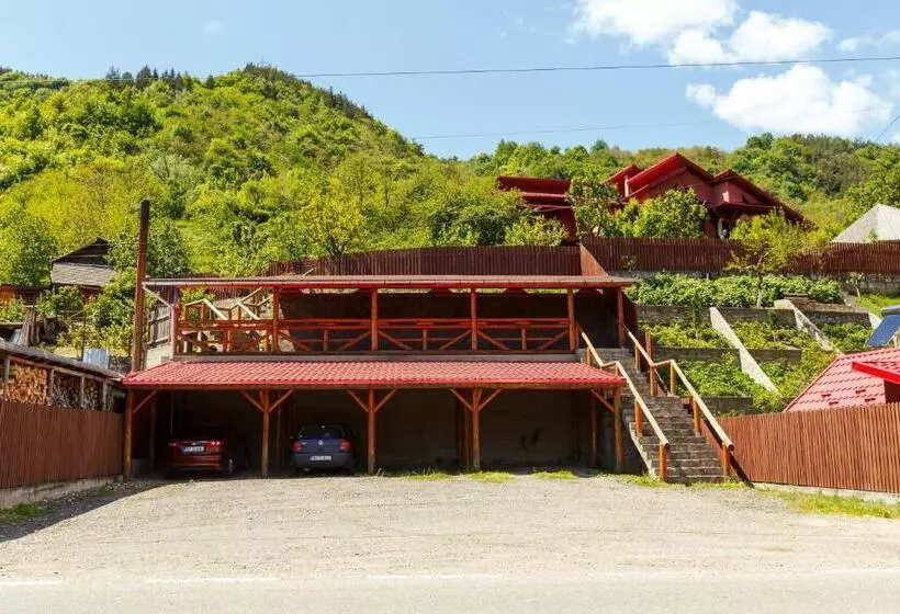 Majatalo Casa Dintre Munti Karina