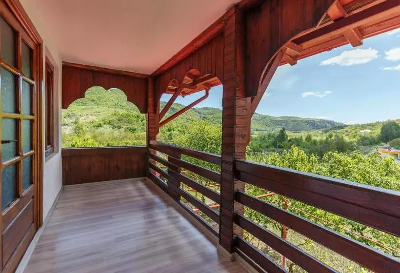 Majatalo Casa Dintre Munti Karina