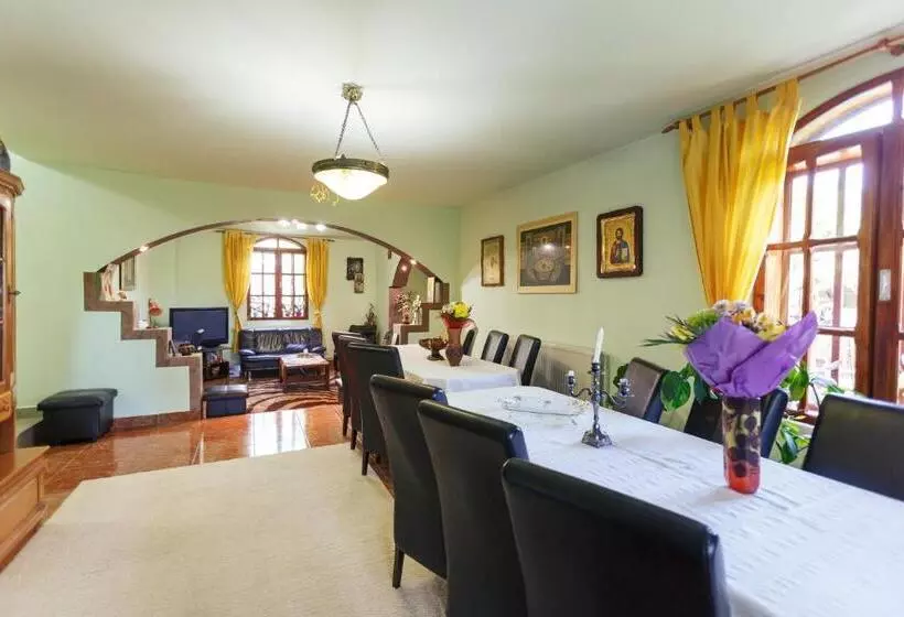 Majatalo Casa Dintre Munti Karina