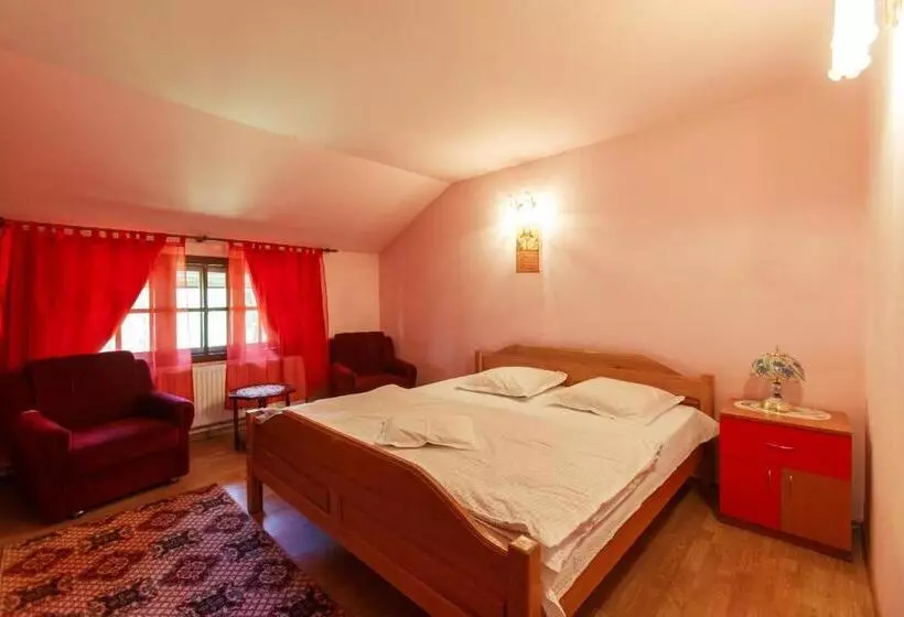 Majatalo Casa Dintre Munti Karina