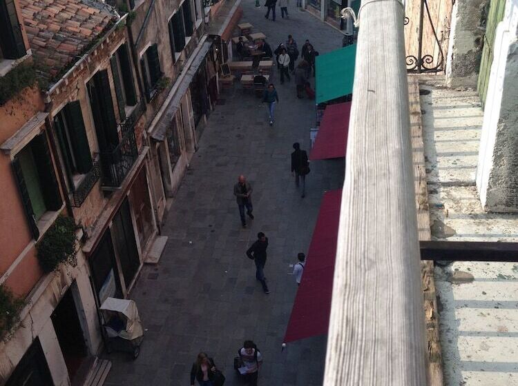 مسافرخانه Casa Linger