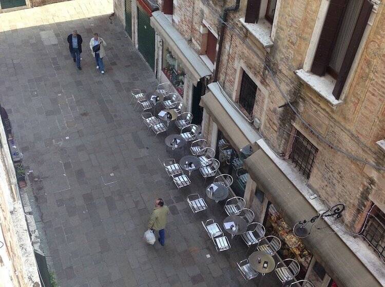 مسافرخانه Casa Linger