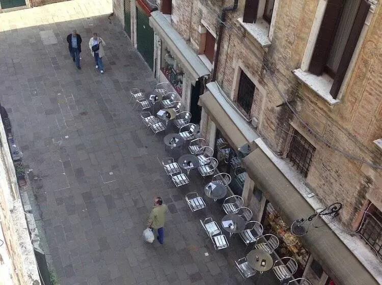 مسافرخانه Casa Linger