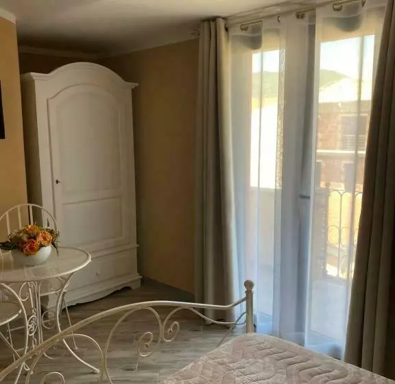تختخواب و صبحانه La Soffitta Di Emmasofia