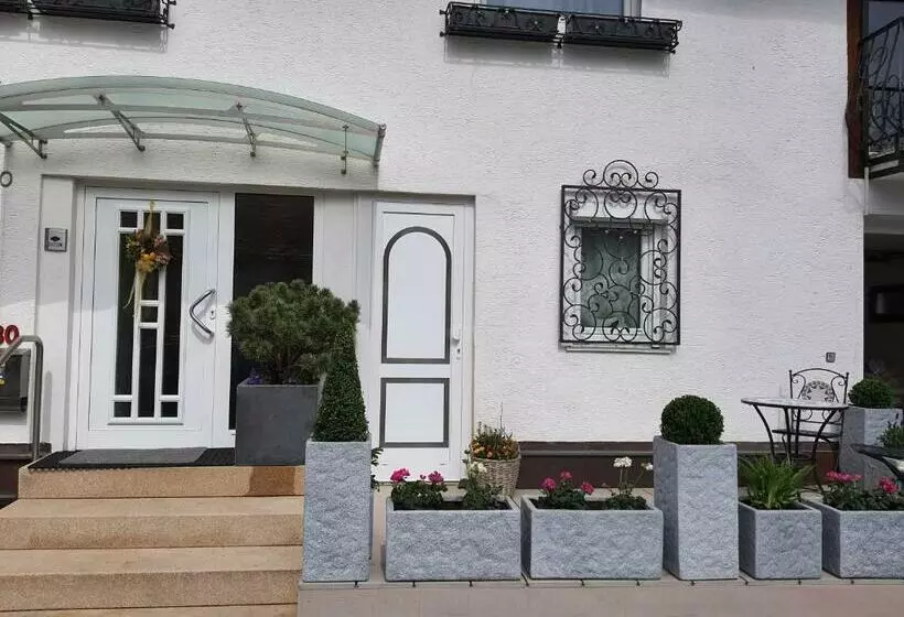 Aamiaismajoitus (B&B) Villa Quattro Ducati