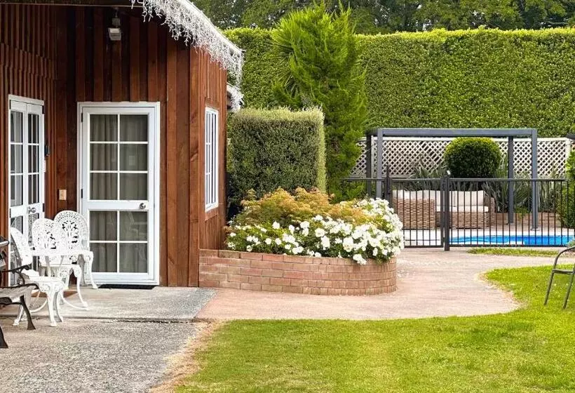 Majatalo Rustling Oaks Nz Boho Pool House