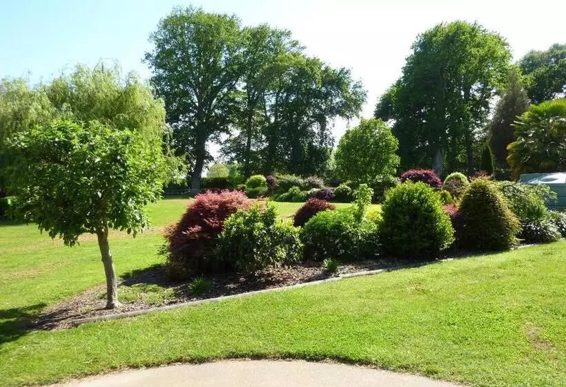 Majatalo Rustling Oaks Nz Boho Pool House