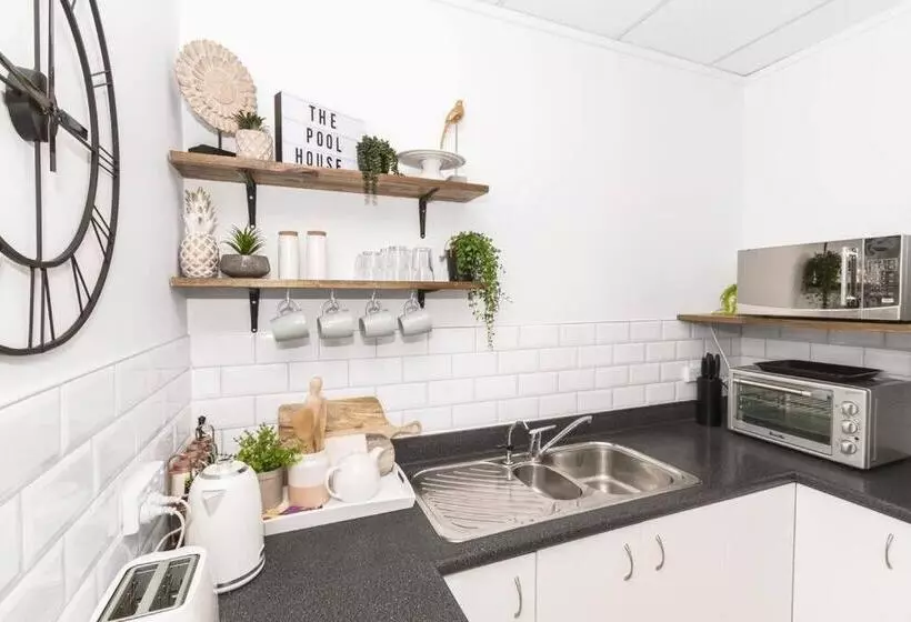 Majatalo Rustling Oaks Nz Boho Pool House