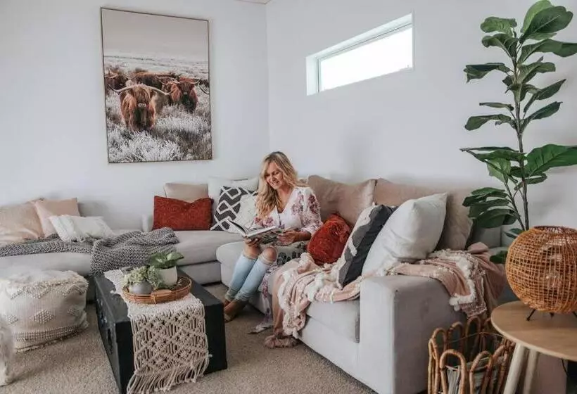 Majatalo Rustling Oaks Nz Boho Pool House