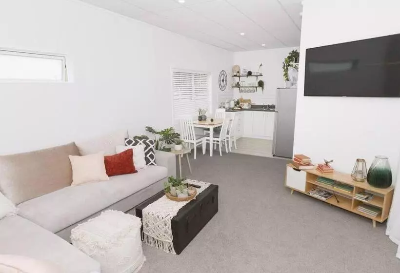 Majatalo Rustling Oaks Nz Boho Pool House