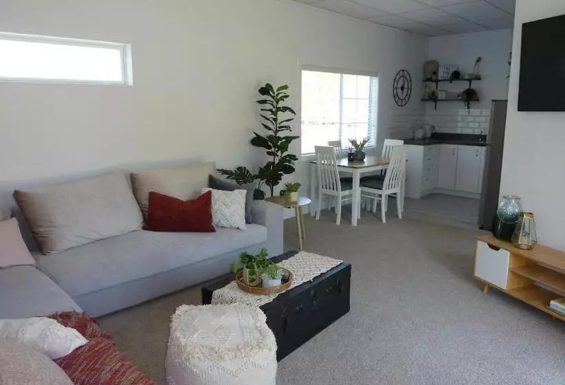 Majatalo Rustling Oaks Nz Boho Pool House