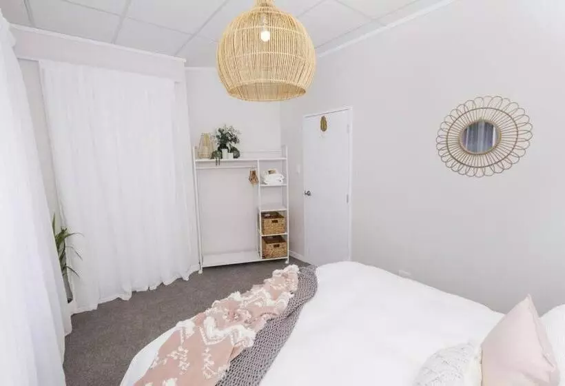 Majatalo Rustling Oaks Nz Boho Pool House