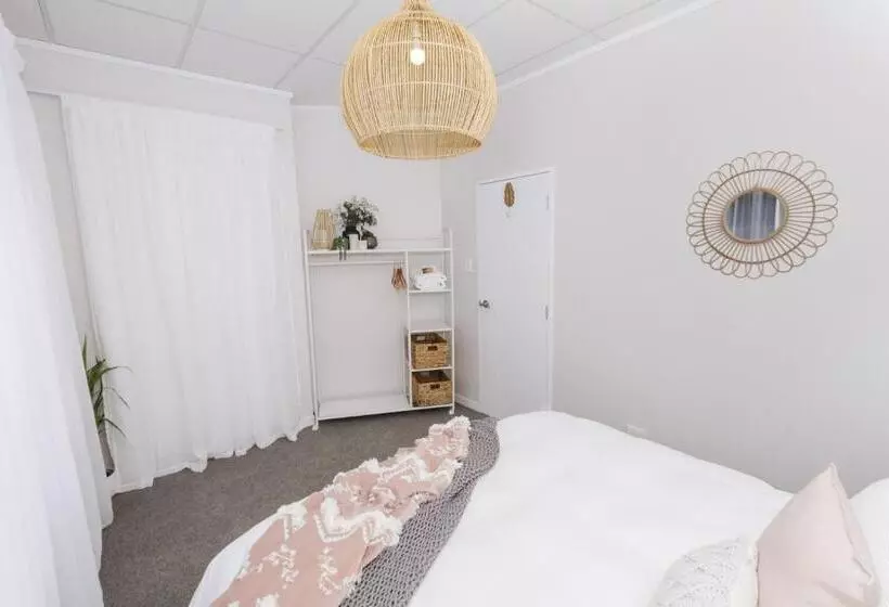 Majatalo Rustling Oaks Nz Boho Pool House