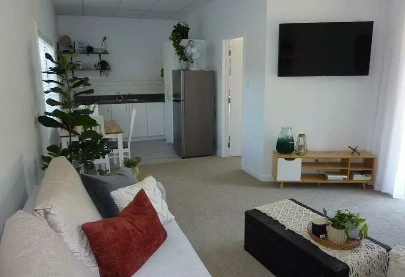 Majatalo Rustling Oaks Nz Boho Pool House