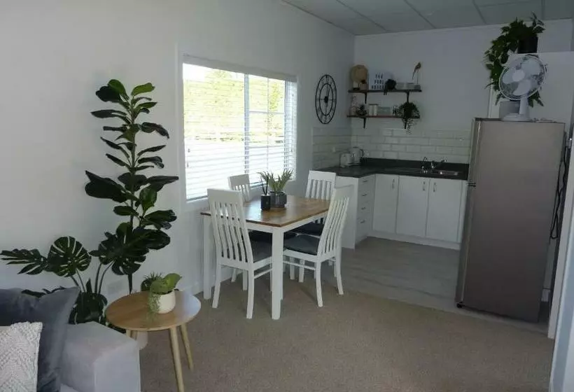 Majatalo Rustling Oaks Nz Boho Pool House