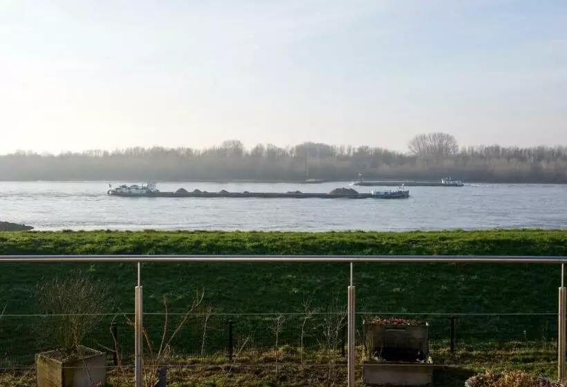 B&b Pompgebouw Aan De Rijn