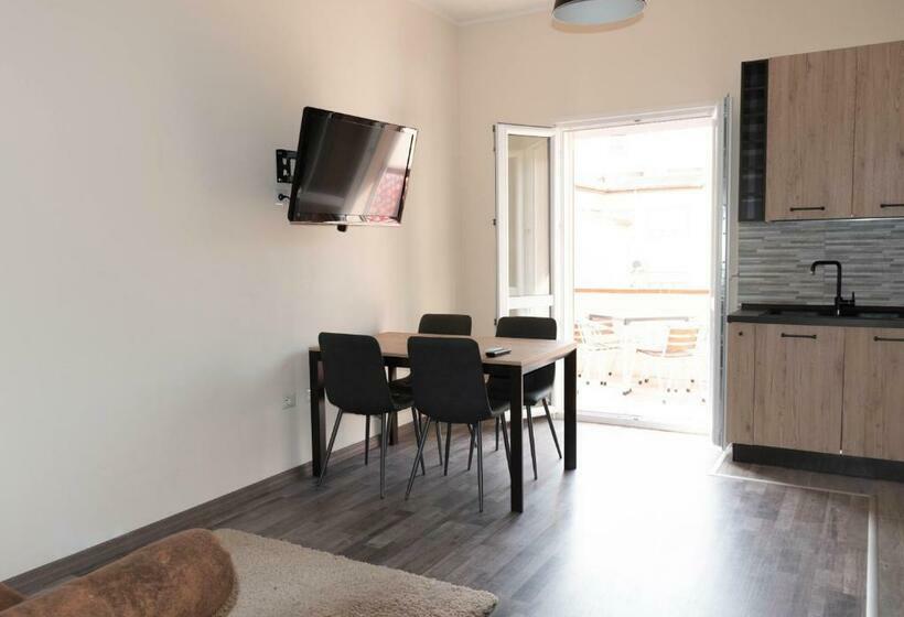 Пансион Ichnos House