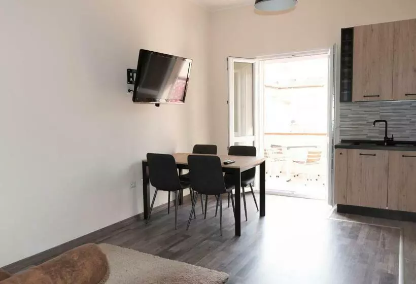 پانسیون Ichnos House