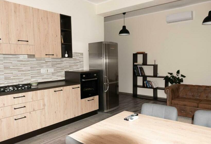 Пансион Ichnos House