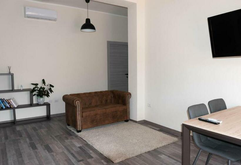 Пансион Ichnos House