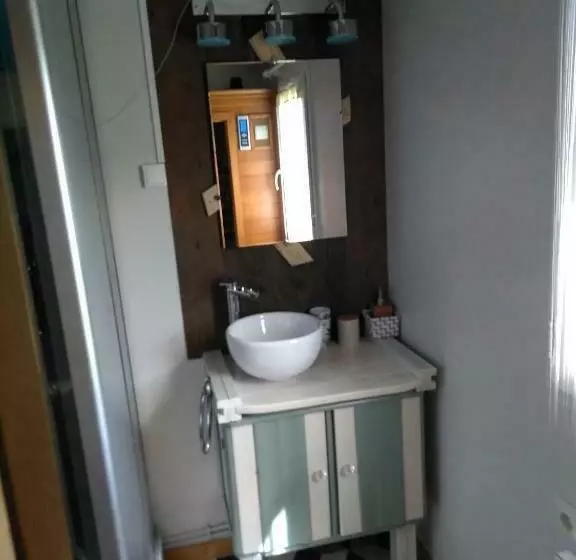 Aamiaismajoitus (B&B) Le Haut Village Chambre D Hôtes Mobi Loft Cosy Sauna ,douche ,chromothérapie