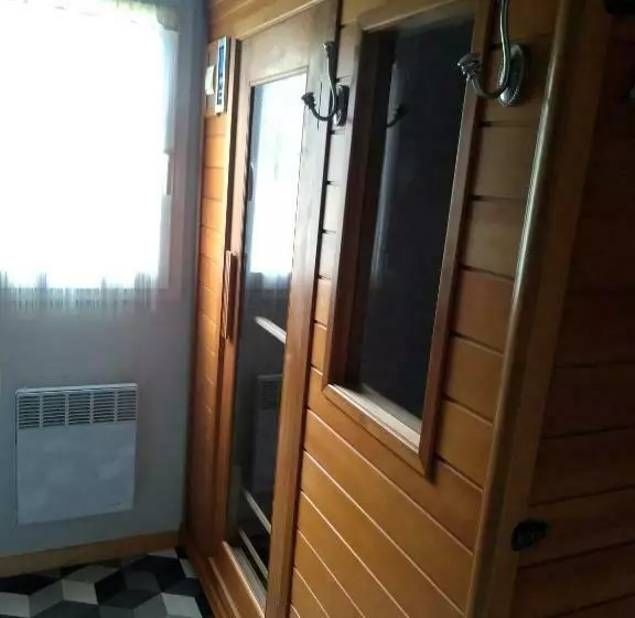 Aamiaismajoitus (B&B) Le Haut Village Chambre D Hôtes Mobi Loft Cosy Sauna ,douche ,chromothérapie