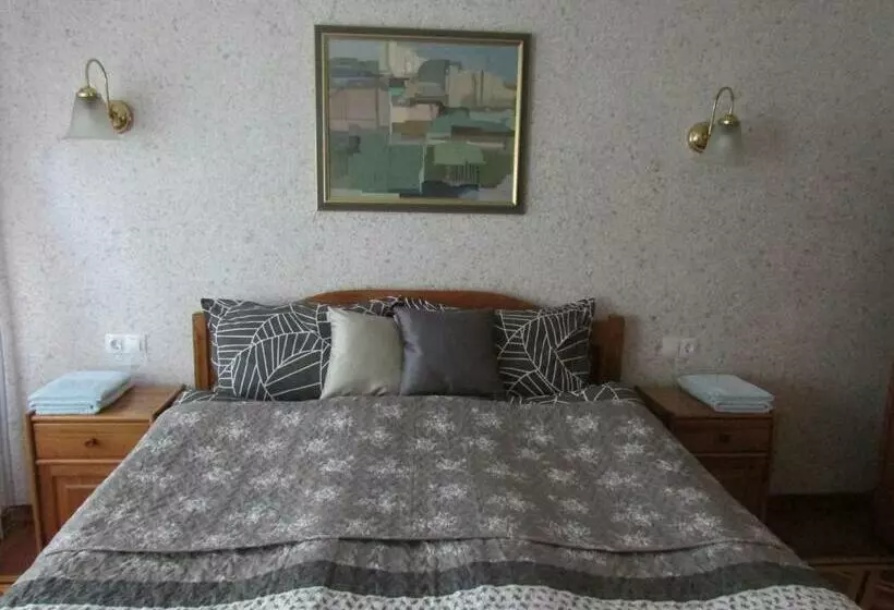 پانسیون Home With The Veranda  Free Parking