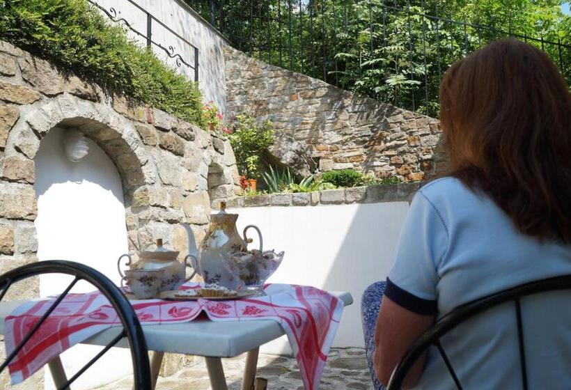 ペンション Home With The Veranda Free Parking