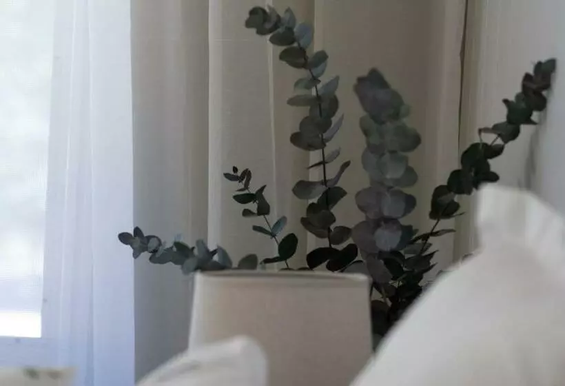 ペンション Red Tail Retreat