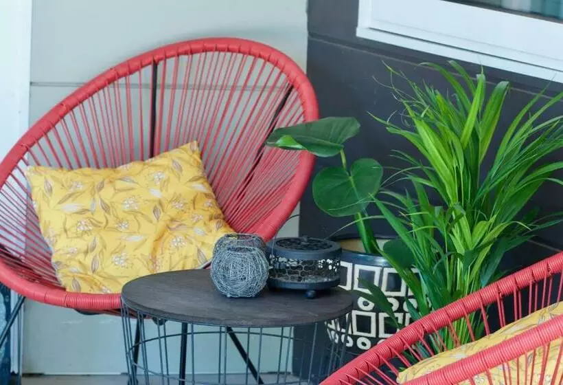 ペンション Red Tail Retreat