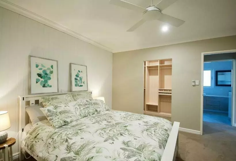 ペンション Red Tail Retreat