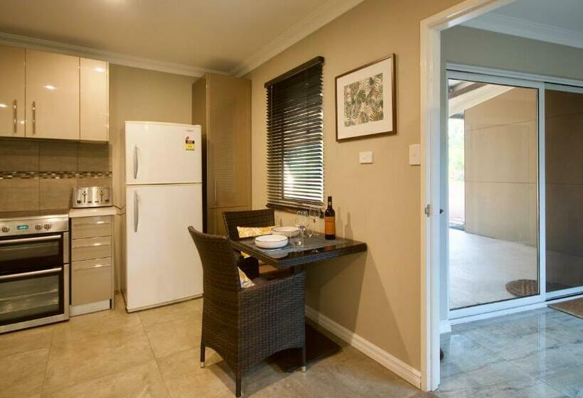 بنسيون Red Tail Retreat