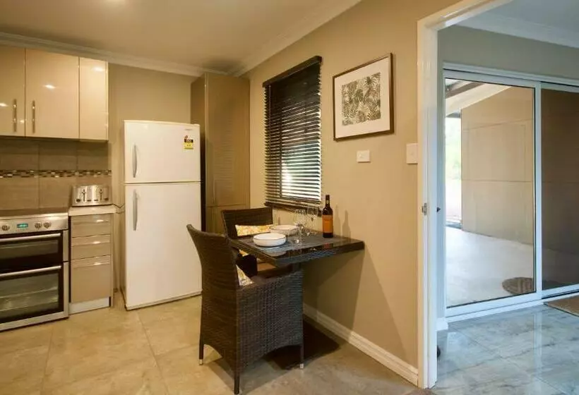 ペンション Red Tail Retreat