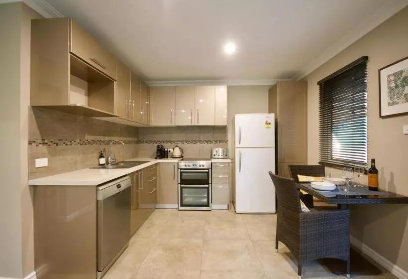 ペンション Red Tail Retreat