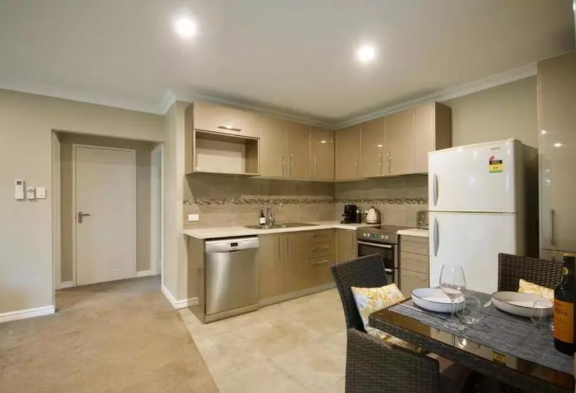 ペンション Red Tail Retreat