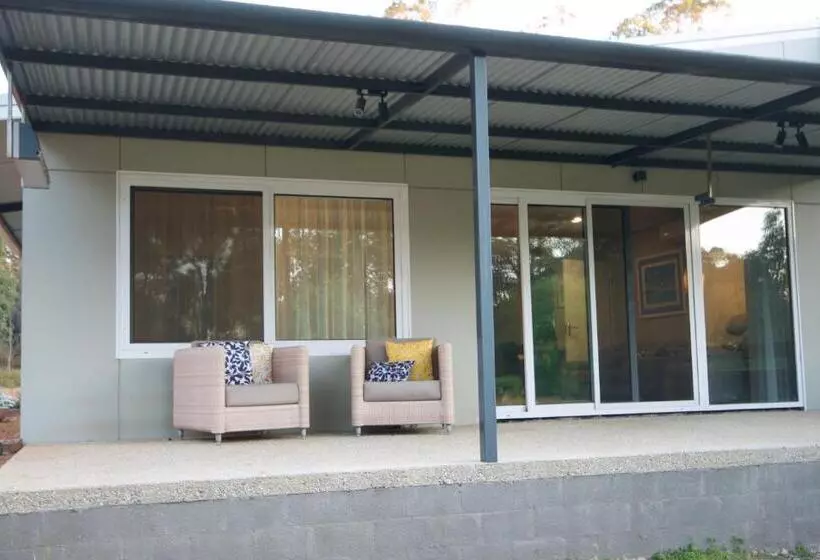 ペンション Red Tail Retreat