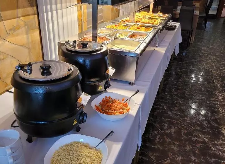 Aamiaismajoitus (B&B) Komplex  Rendezvénytermek Panzió Apartman Irodák