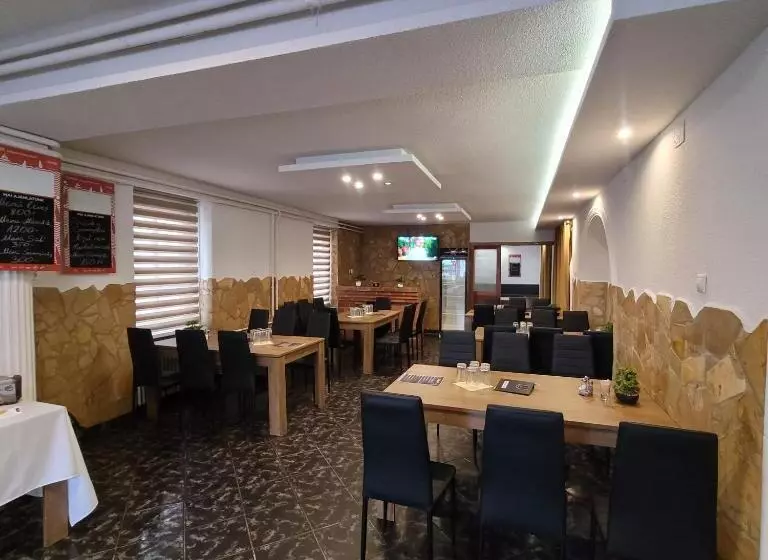 Aamiaismajoitus (B&B) Komplex  Rendezvénytermek Panzió Apartman Irodák