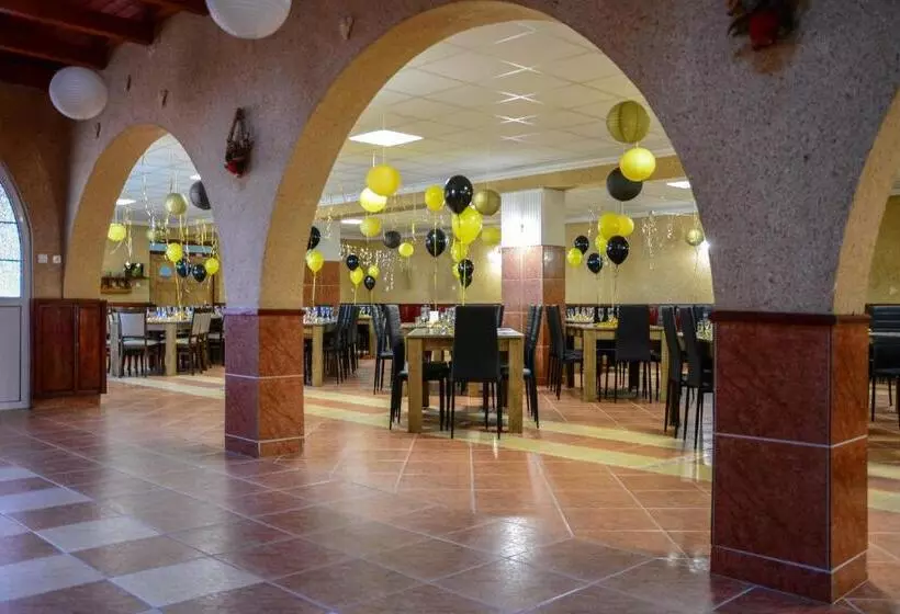 Aamiaismajoitus (B&B) Komplex  Rendezvénytermek Panzió Apartman Irodák