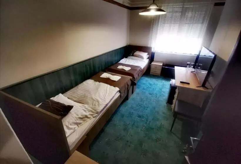 Aamiaismajoitus (B&B) Komplex  Rendezvénytermek Panzió Apartman Irodák