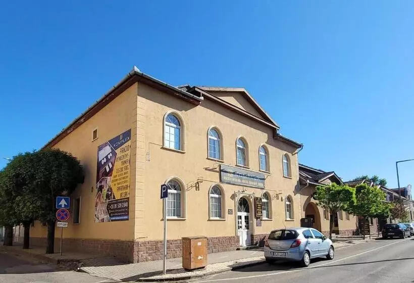 Aamiaismajoitus (B&B) Komplex  Rendezvénytermek Panzió Apartman Irodák