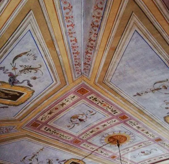 تختخواب و صبحانه Holland International Rooms